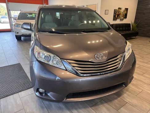 Used 2014 Toyota Sienna XLE w/ XLE Premium Package FWD image 4