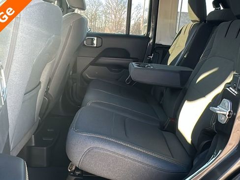 Used 2025 Jeep Wrangler Unlimited Sahara image 27