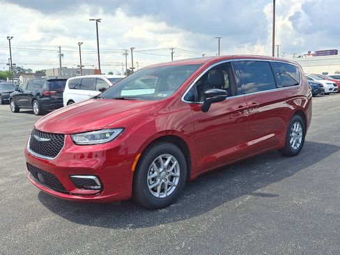 Used 2026 Chrysler Pacifica Select image 4