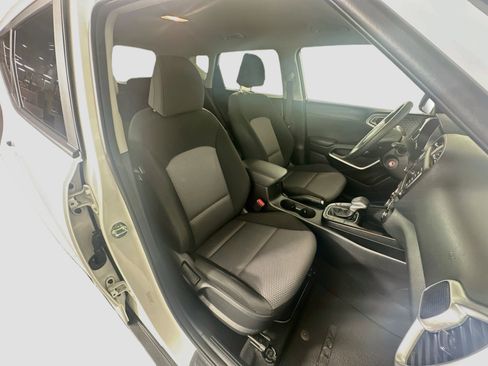 Used 2025 Kia Soul LX w/ LX Technology Package FWD image 30