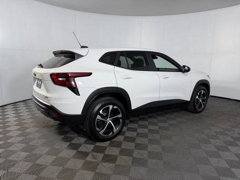 Used 2025 Chevrolet Trax RS w/ Sunroof Package image 8