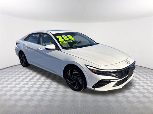 Used 2024 Hyundai Elantra SEL w/ Convenience Package image 3