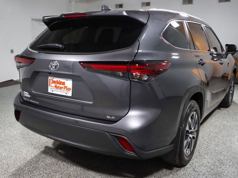 Used 2024 Toyota Highlander XLE image 7