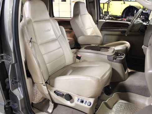 Used 2004 Ford Excursion Limited image 25