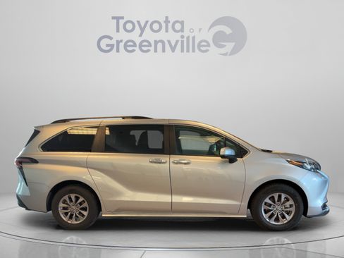 Certified 2025 Toyota Sienna XLE FWD image 7
