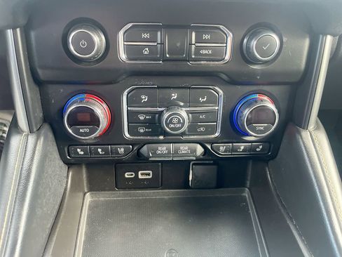 Used 2021 Chevrolet Suburban Premier image 19