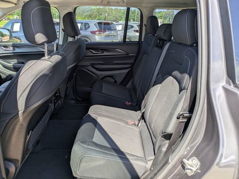 Used 2023 Jeep Grand Cherokee Laredo image 10