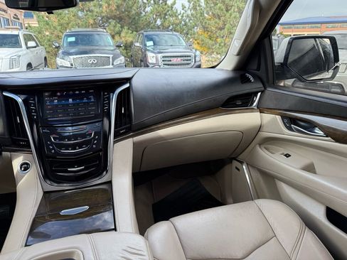 Used 2018 Cadillac Escalade Luxury image 28