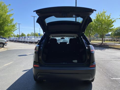 Used 2020 Jeep Cherokee Latitude FWD image 11