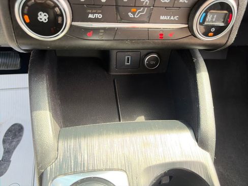 Used 2020 Ford Escape SE image 23