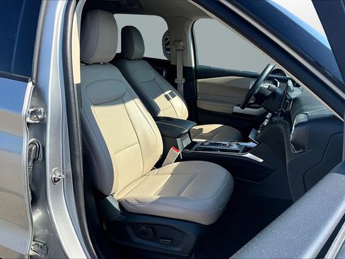 Used 2023 Ford Explorer Limited image 7