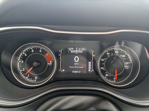 Used 2019 Jeep Cherokee Latitude Plus w/ Comfort/Convenience Group AWD/4WD image 16