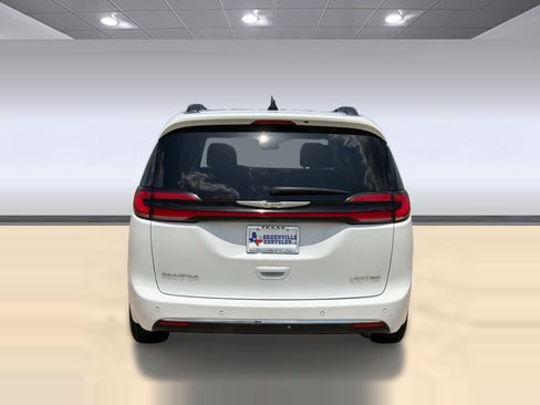Used 2023 Chrysler Pacifica Limited FWD image 10