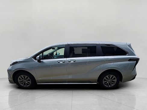 Used 2025 Toyota Sienna LE image 41