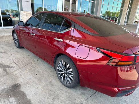 Used 2024 Nissan Altima 2.5 SV w/ SV Premium Package FWD image 14