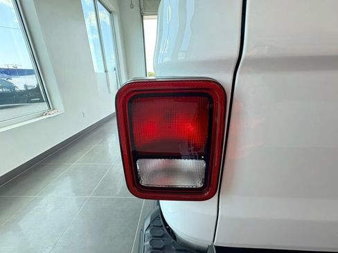 Used 2023 Jeep Gladiator Rubicon w/ Cold Weather Group AWD/4WD image 7