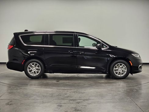 New 2026 Chrysler Pacifica Select image 9