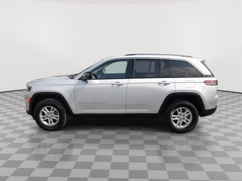 Used 2023 Jeep Grand Cherokee Laredo AWD/4WD image 22