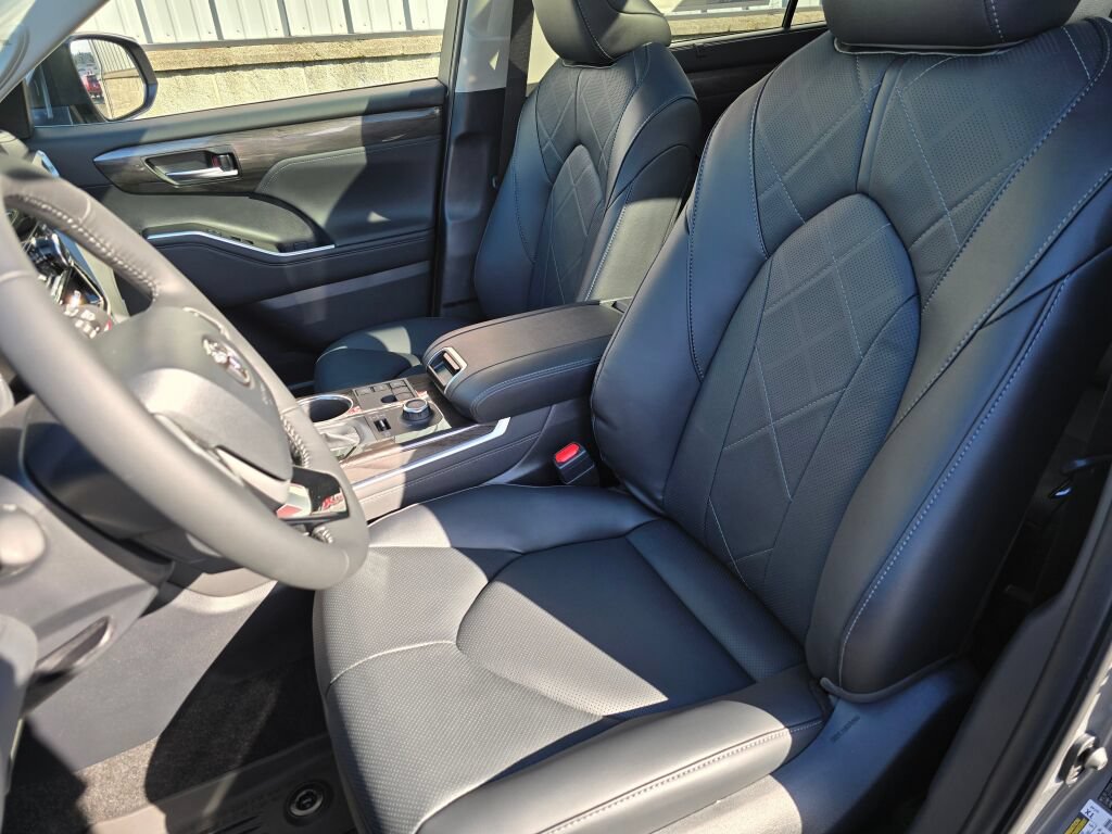 New 2026 Toyota Highlander Platinum AWD/4WD image 16