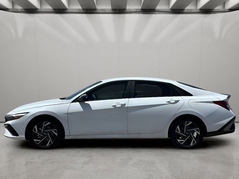 Used 2025 Hyundai Elantra Sport image 2