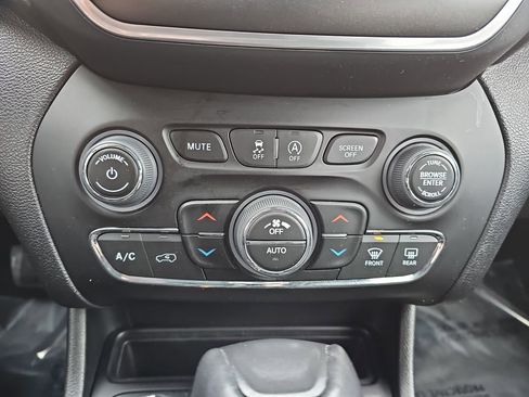 Used 2022 Jeep Cherokee Trailhawk w/ Comfort/Convenience Group image 21