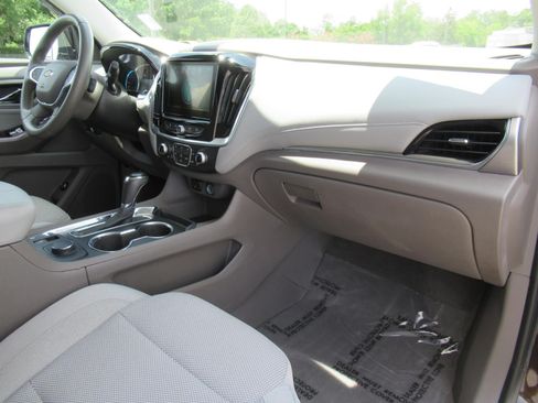 Used 2018 Chevrolet Traverse LT FWD image 11