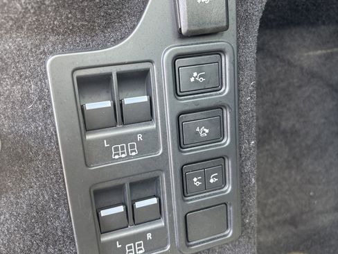 Used 2023 Land Rover Discovery S image 14