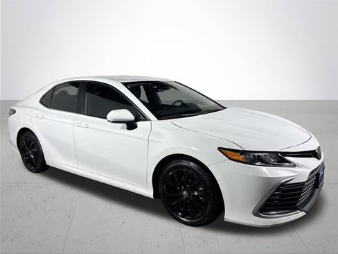 Used 2022 Toyota Camry LE image 4