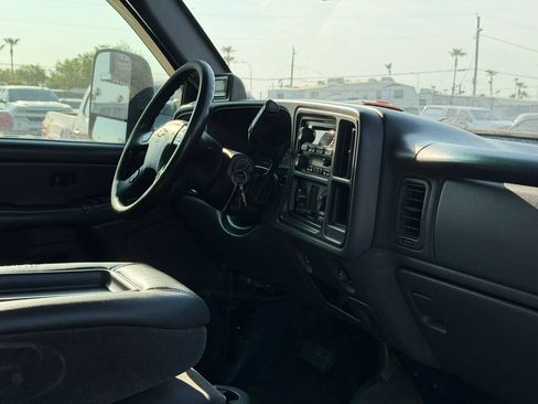 Used 2006 Chevrolet Silverado 2500 LT w/ Heavy-Duty Power Package AWD/4WD image 32