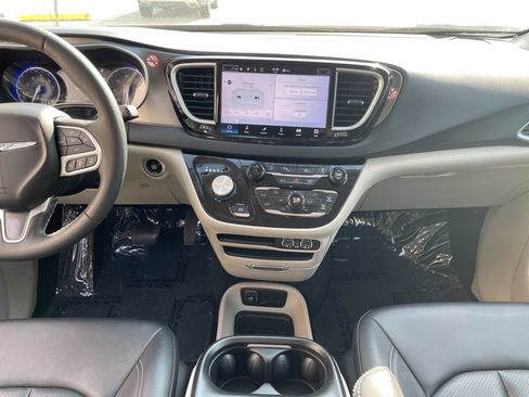 Used 2024 Chrysler Pacifica Touring-L FWD image 11