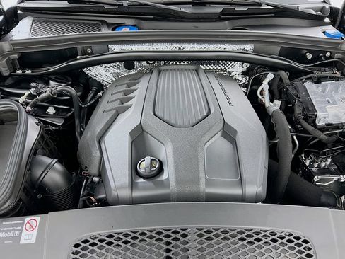 Certified 2026 Porsche Macan AWD/4WD image 32