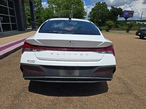 Used 2024 Hyundai Elantra SEL FWD image 4