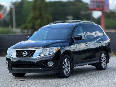 Used 2015 Nissan Pathfinder SV w/ Trailer Tow Package FWD image 6