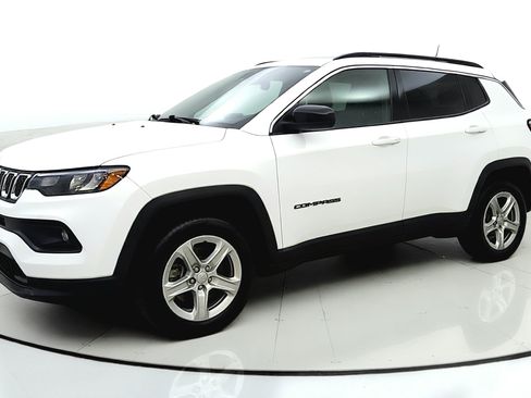 Used 2023 Jeep Compass Latitude w/ Convenience Group AWD/4WD image 3