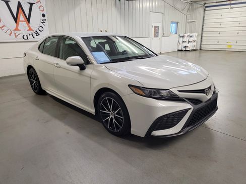 Used 2022 Toyota Camry SE image 11
