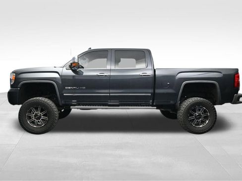 Used 2017 GMC Sierra 2500 Denali w/ Suspension Package, Off-Road AWD/4WD image 2