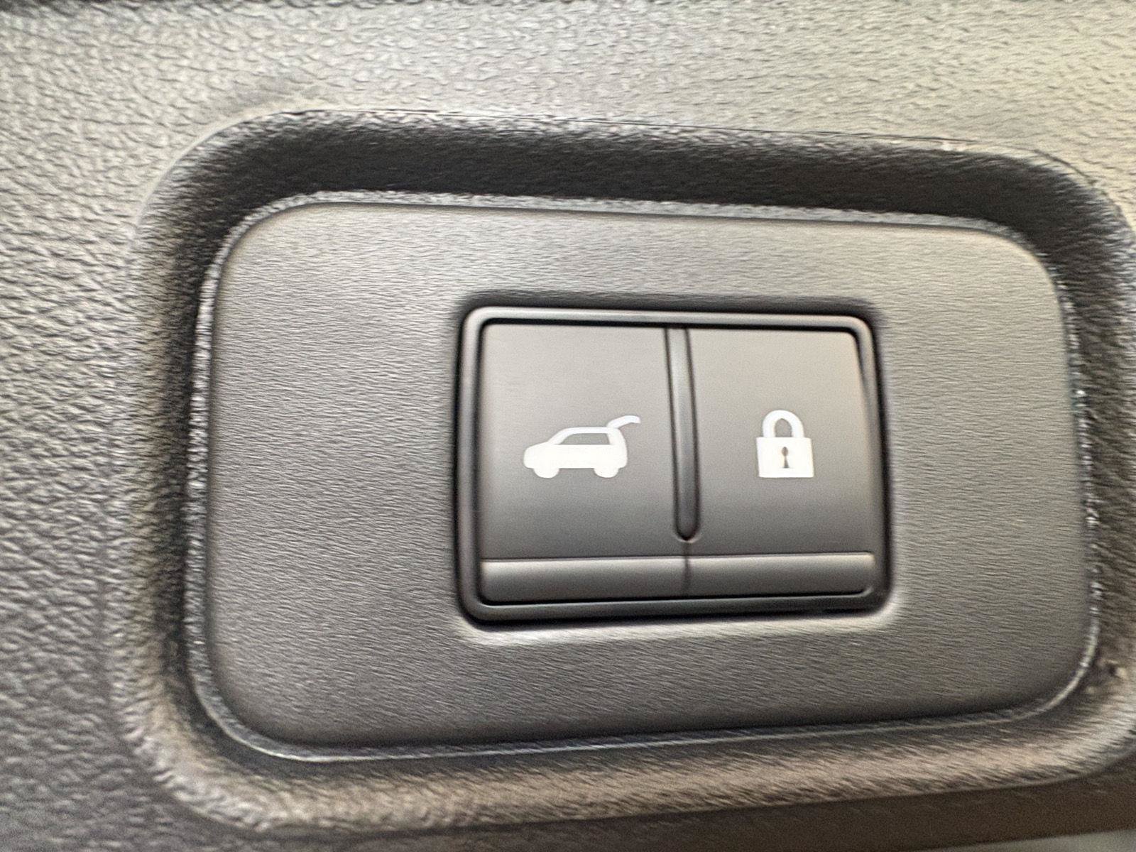 Used 2025 Nissan Pathfinder SL FWD image 19