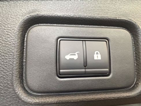 Used 2025 Nissan Pathfinder SL FWD image 19