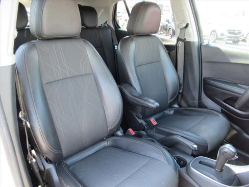 Certified 2022 Chevrolet Trax LT w/ LT Convenience Package image 8