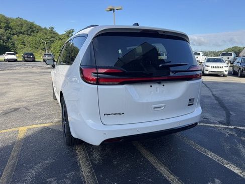 New 2027 Chrysler Pacifica Select AWD/4WD image 3