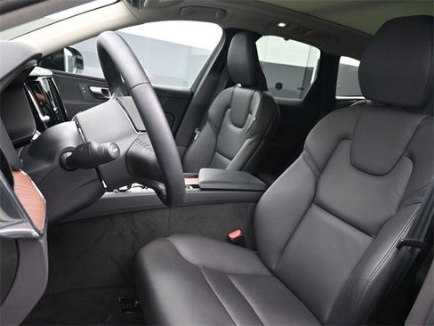 Used 2023 Volvo XC60 B5 Plus w/ Climate Package image 9