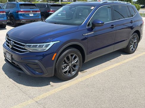 Certified 2023 Volkswagen Tiguan SE w/ Panoramic Sunroof Package AWD/4WD image 3