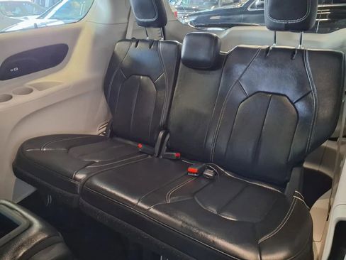 Used 2022 Chrysler Pacifica Touring-L w/ Uconnect Theater Family Group FWD image 14