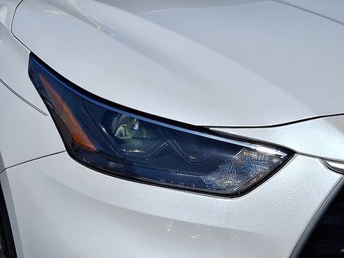 Used 2023 Toyota Highlander XLE w/ Protection Package #3 (TMS) AWD/4WD image 10