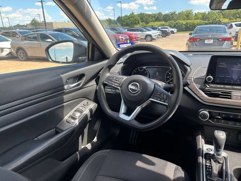 Used 2025 Nissan Altima 2.5 SV FWD image 34