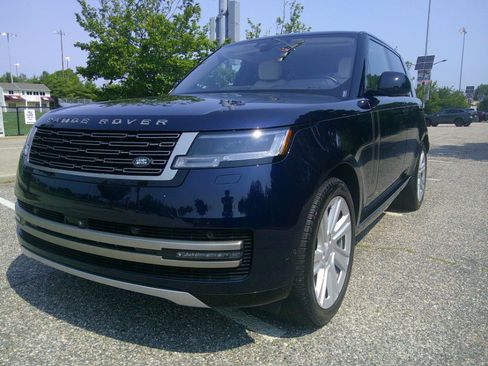 Used 2023 Land Rover Range Rover SE AWD/4WD image 2