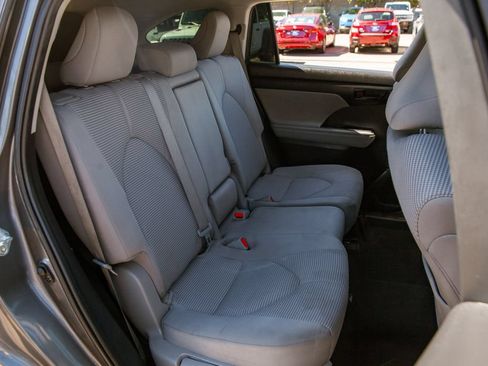 Used 2023 Toyota Highlander LE FWD image 11