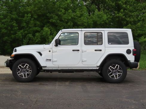 Certified 2025 Jeep Wrangler Unlimited Sahara AWD/4WD image 7