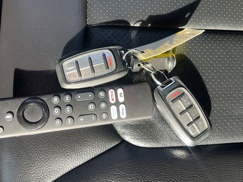 Used 2022 Chrysler Pacifica Touring-L w/ Uconnect Theater Family Group AWD/4WD image 33