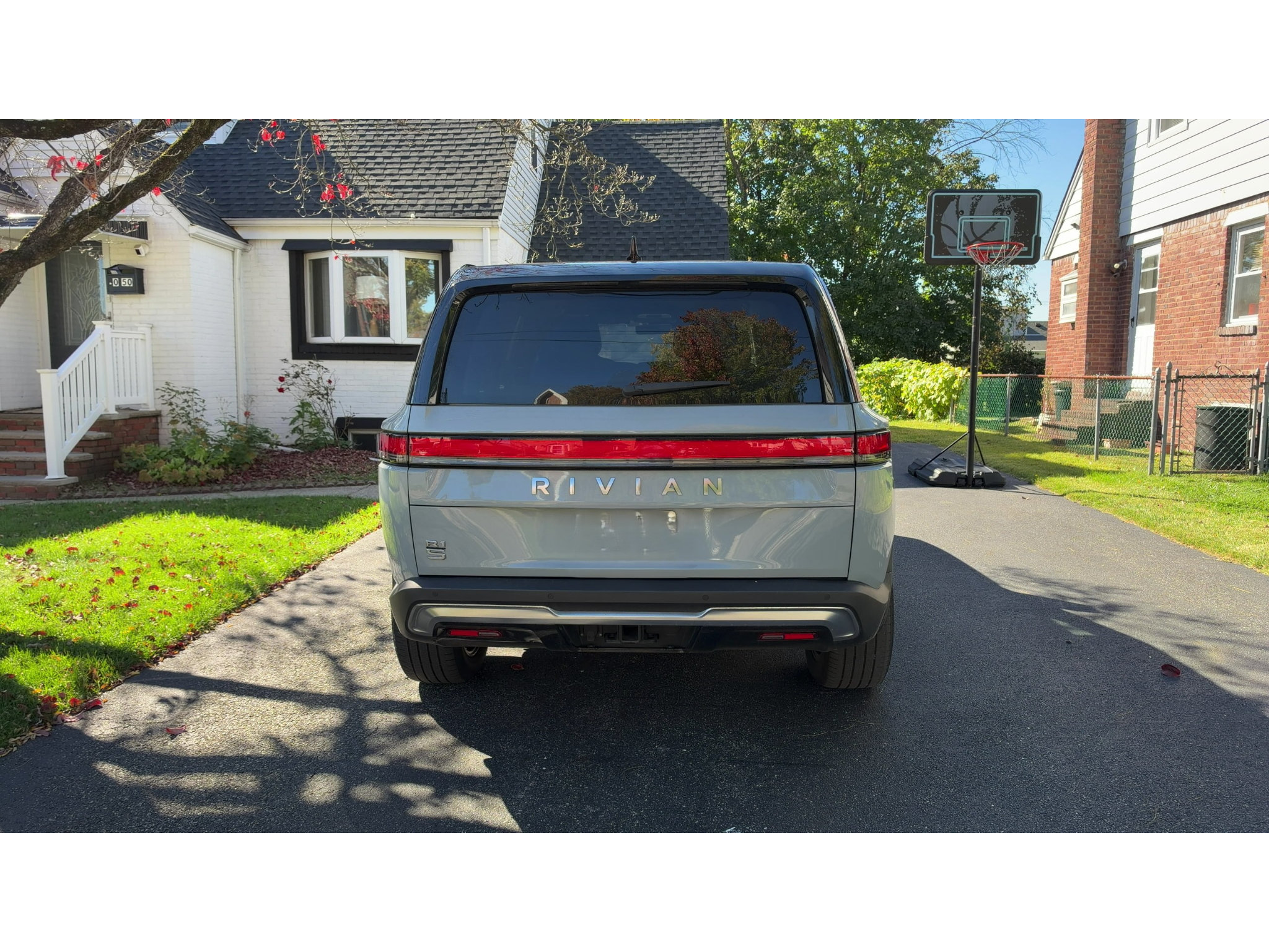 Used 2025 Rivian R1S Adventure Dual AWD/4WD image 4